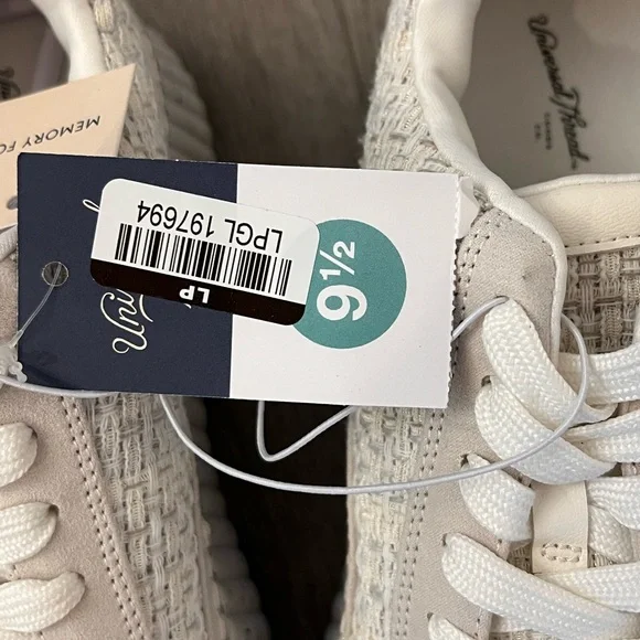 Universal Thread Cream Athletic Shoe NWT - Picture 4 of 6